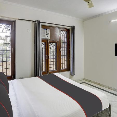 Capital O Uk House Residency Hotel Gurgaon Exterior photo