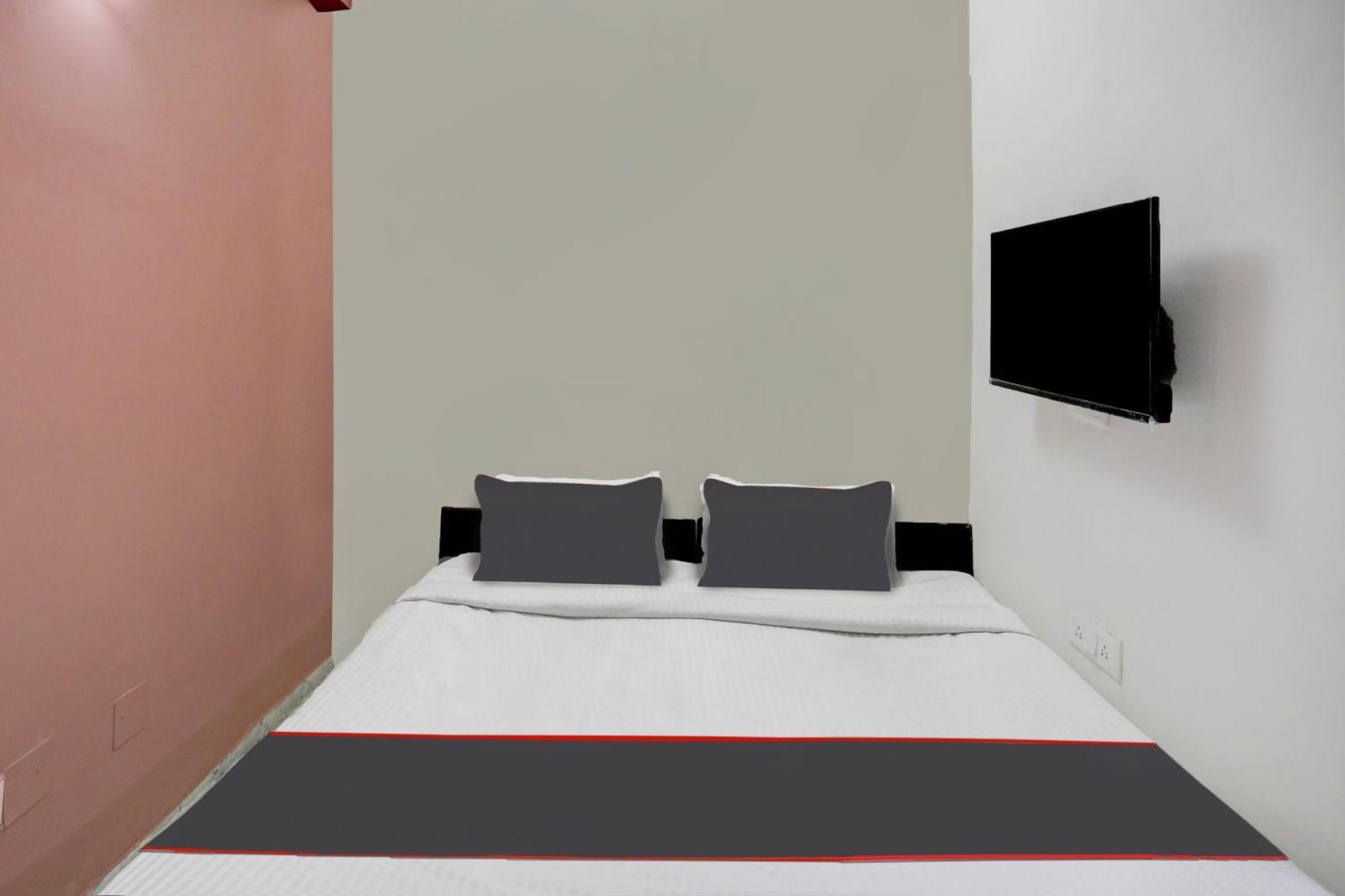 Capital O Uk House Residency Hotel Gurgaon Exterior photo