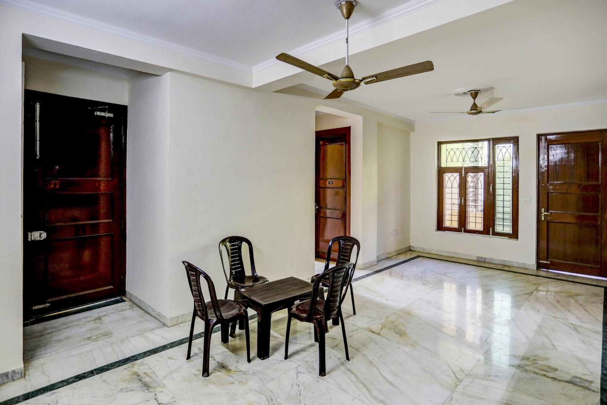Capital O Uk House Residency Hotel Gurgaon Exterior photo