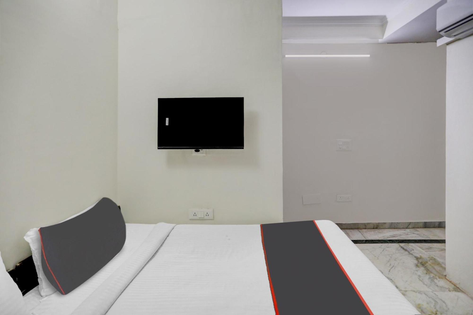 Capital O Uk House Residency Hotel Gurgaon Exterior photo