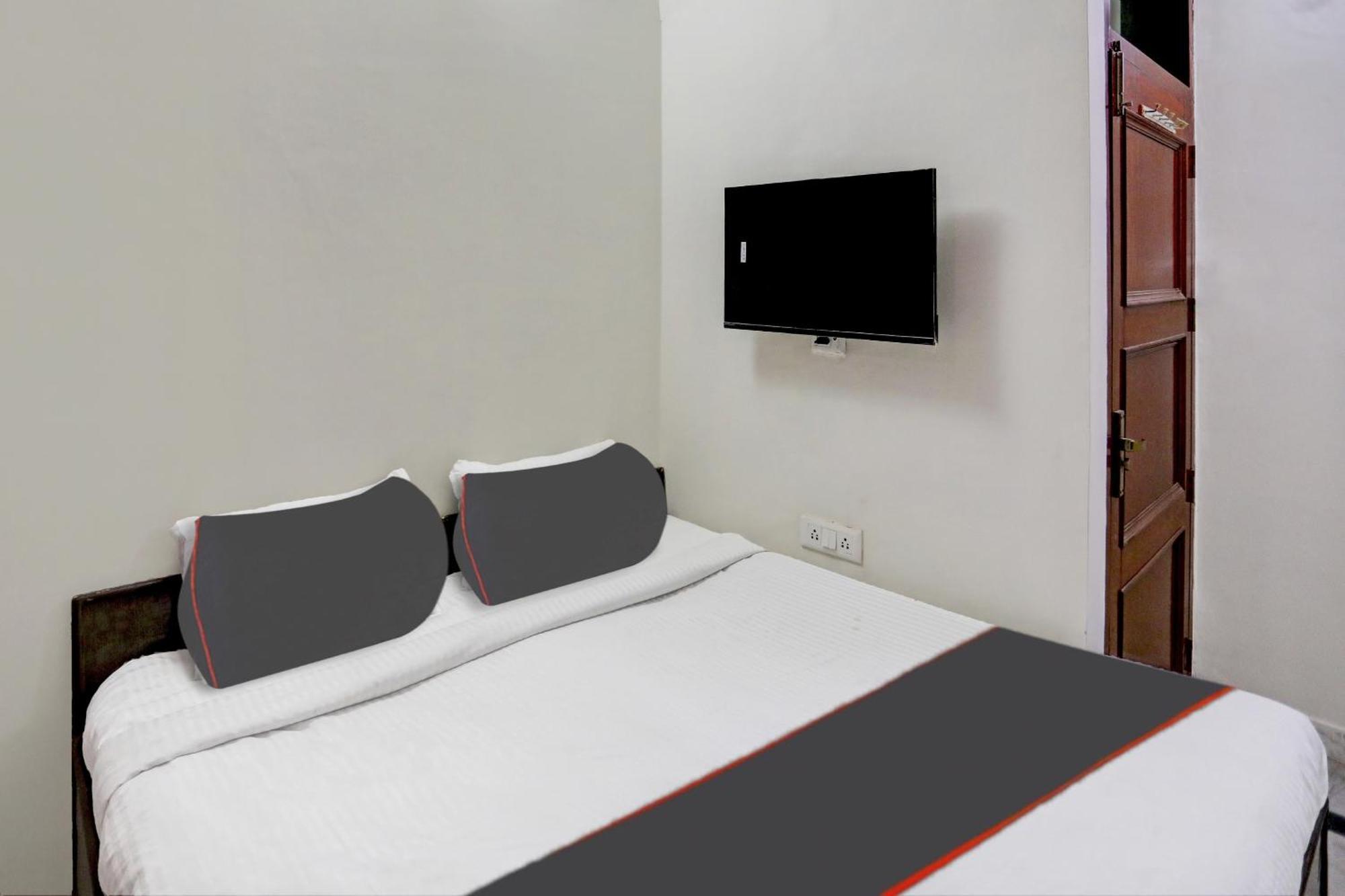 Capital O Uk House Residency Hotel Gurgaon Exterior photo