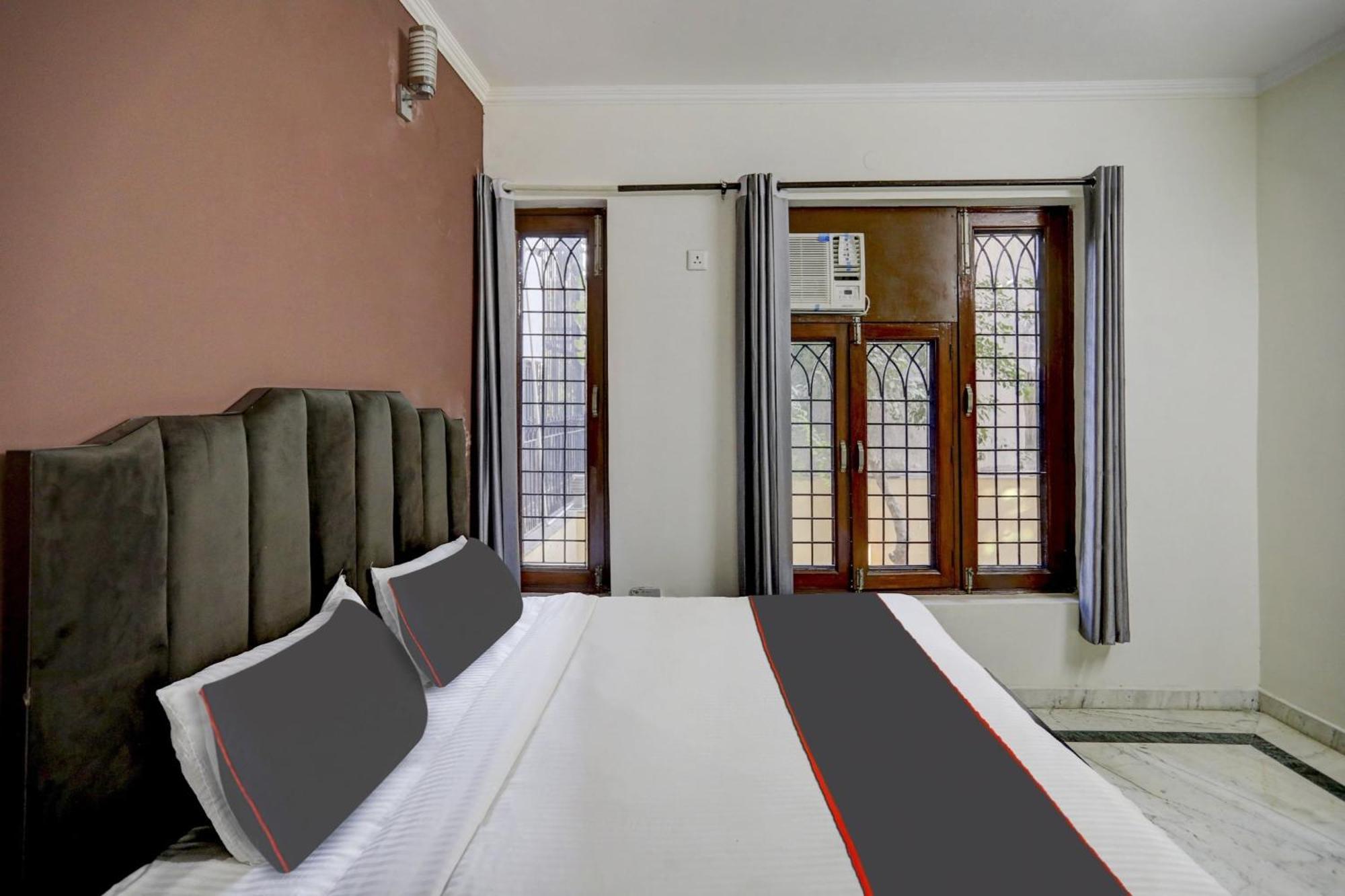Capital O Uk House Residency Hotel Gurgaon Exterior photo