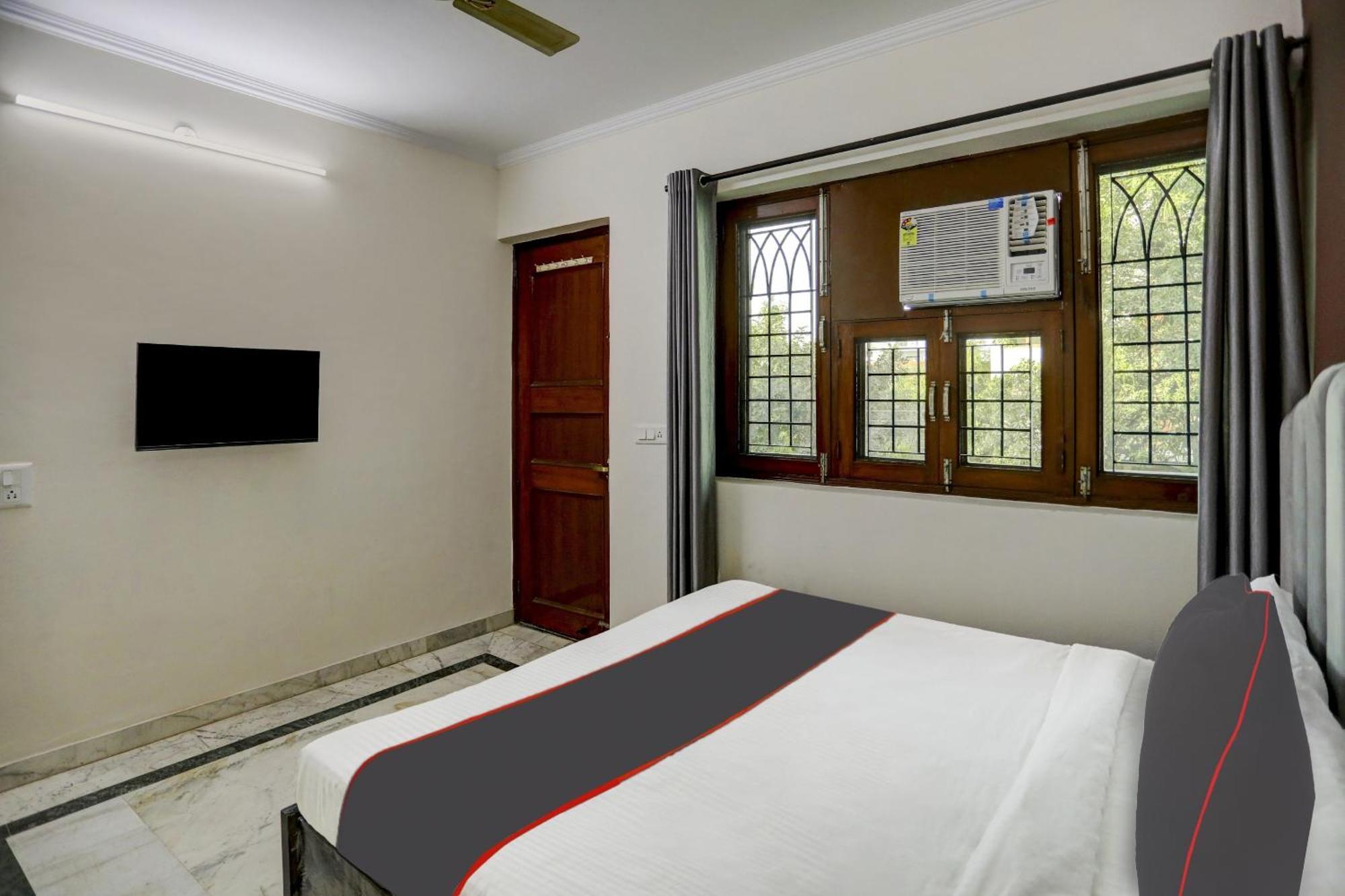 Capital O Uk House Residency Hotel Gurgaon Exterior photo