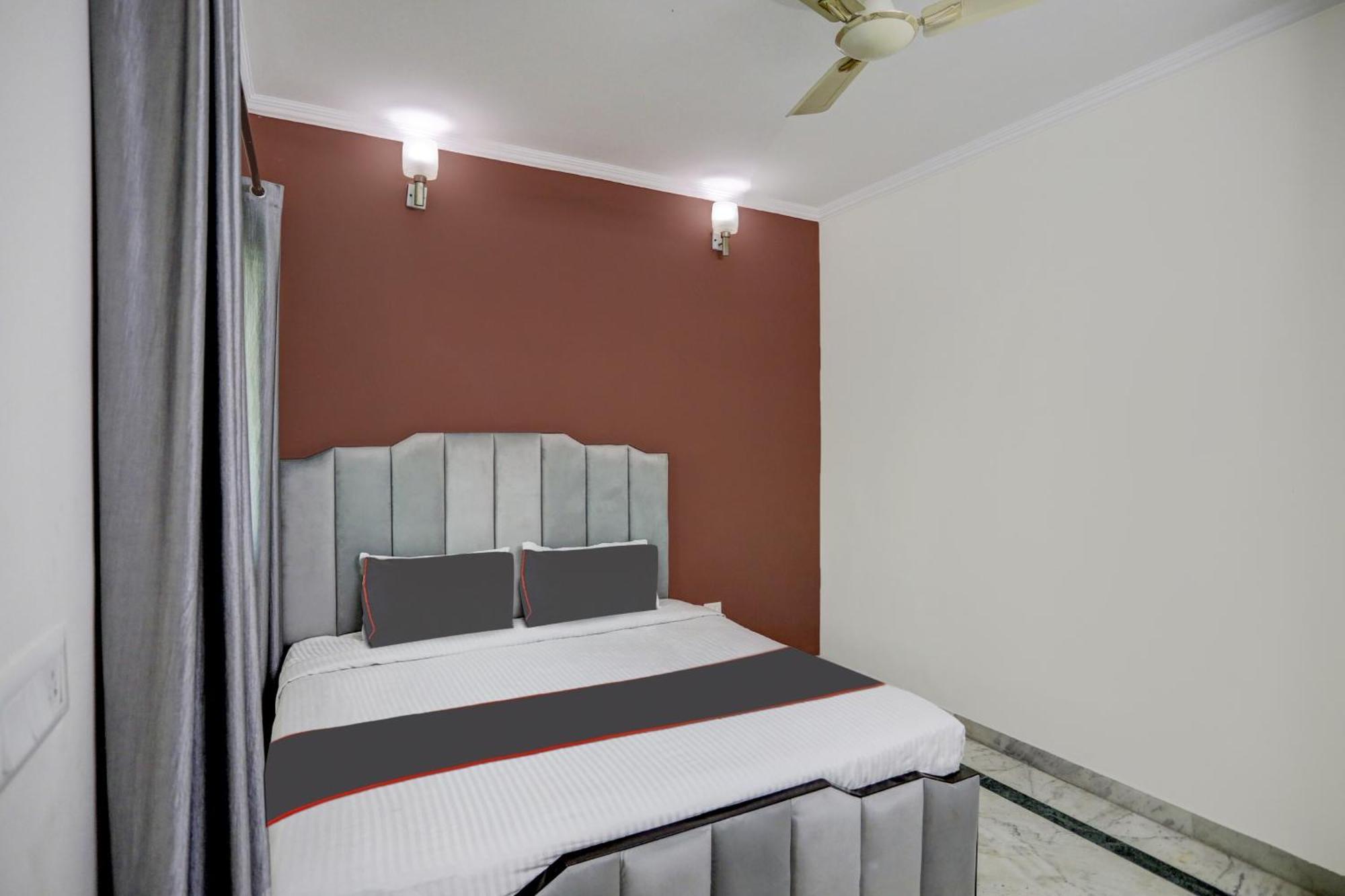 Capital O Uk House Residency Hotel Gurgaon Exterior photo