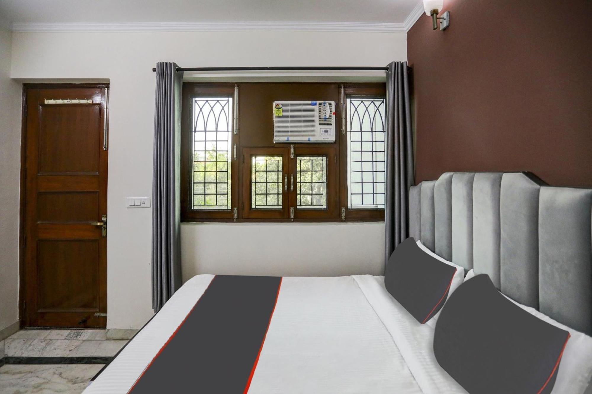 Capital O Uk House Residency Hotel Gurgaon Exterior photo