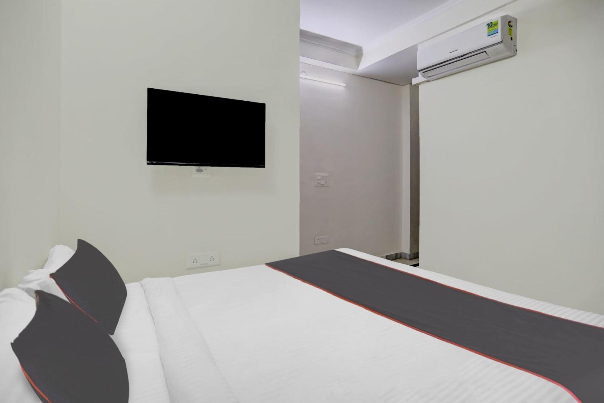 Capital O Uk House Residency Hotel Gurgaon Exterior photo