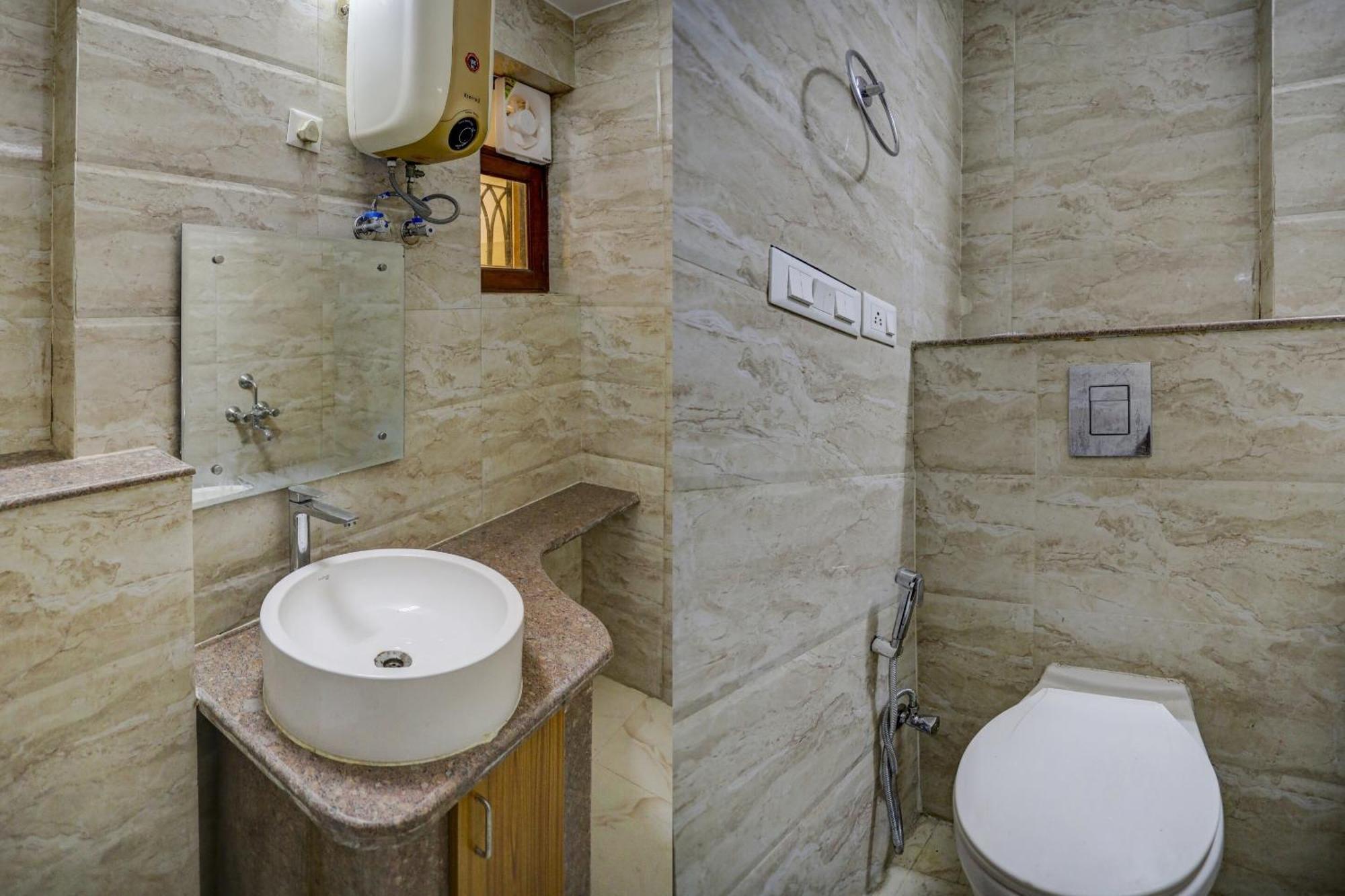 Capital O Uk House Residency Hotel Gurgaon Exterior photo